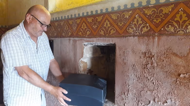 Juin 2018 : Installation d’un appareil devant déshumidifier les murs de la chapelle du cimetière avant restauration