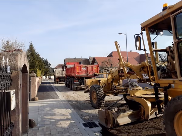 Mars : Pose des enrobés, rue de Saint-Cyprien