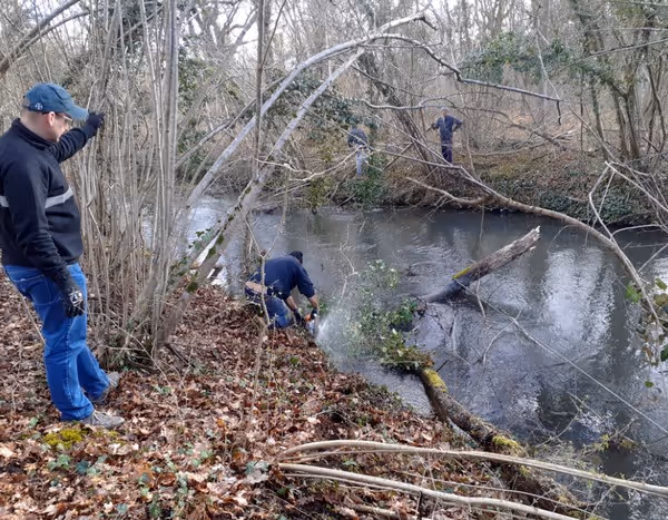 Mars : Enlèvement d'embâcles sur le Muhlbach par les pêcheurs et le conseil municipal