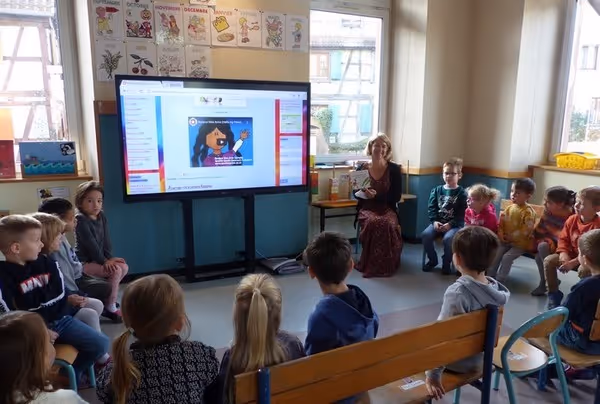 Novembre : Installation de tableaux interactifs tactiles à l'école maternelle et la classe du cycle 2