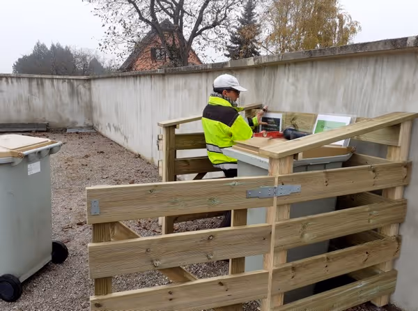 Novembre : Installation d'abri-poubelles au cimetière