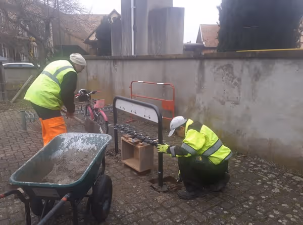 Novembre : Installation de range-trottinettes dans la cour de l'école