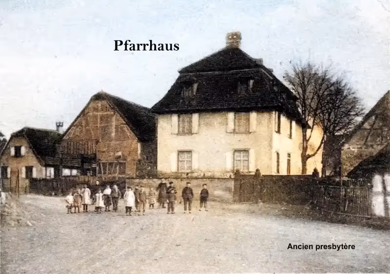Carte postale du ancien presbytère avec des enfants devant le bâtiment