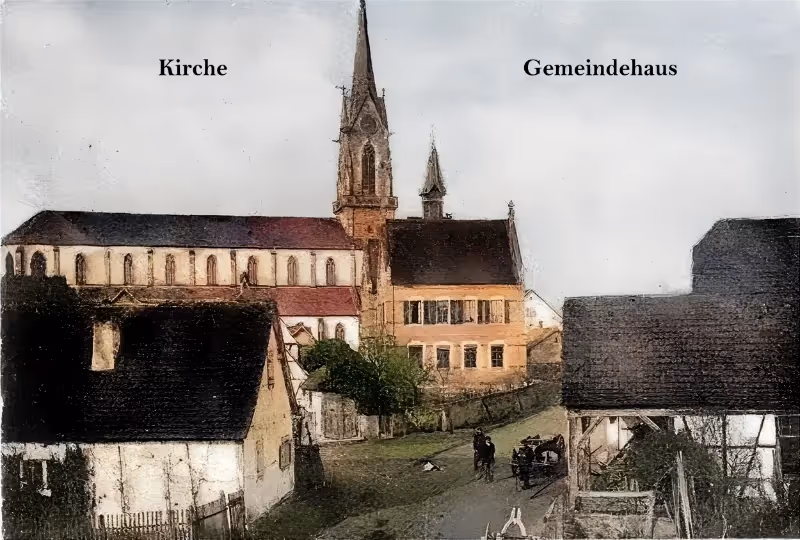 Carte postale de église et des gens qui passent dans rue