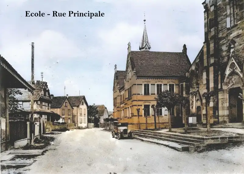 Carte postale de la rue principale avec église et la mairie