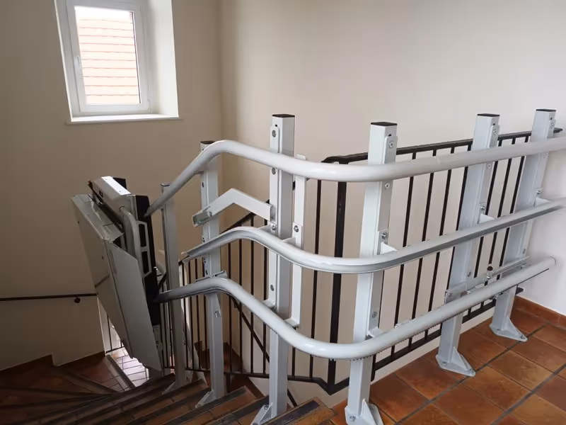 Mars 2026 plateforme élévatrice qui permet d'accéder à la bibliothèque