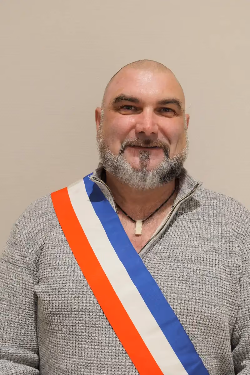 Portrait officiel de Stéphane Ludaescher, 4ème Adjoint au Maire, portant l'écharpe tricolore.