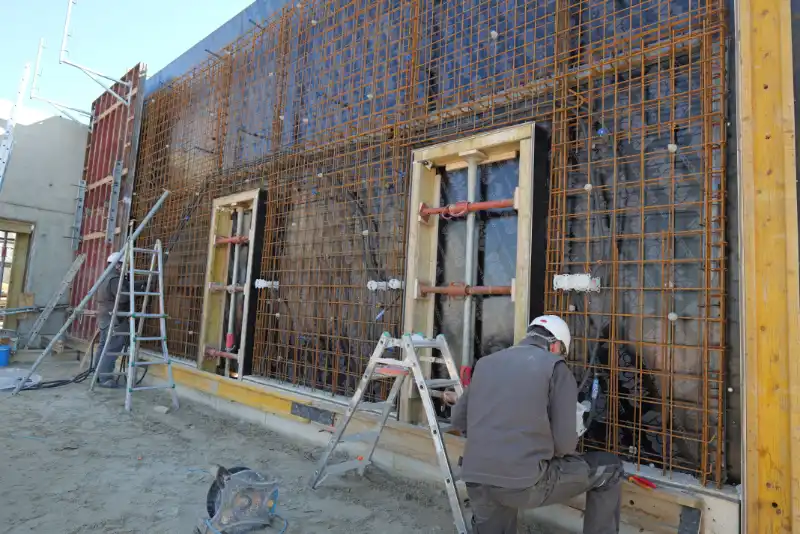 Début avril : élévation des murs extérieurs