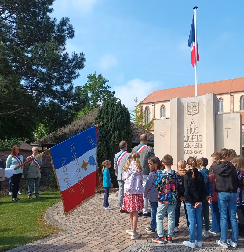 depôt de la gerbe devant le monument aux morts par les maires des communes de Mackenheim et Bootzheim