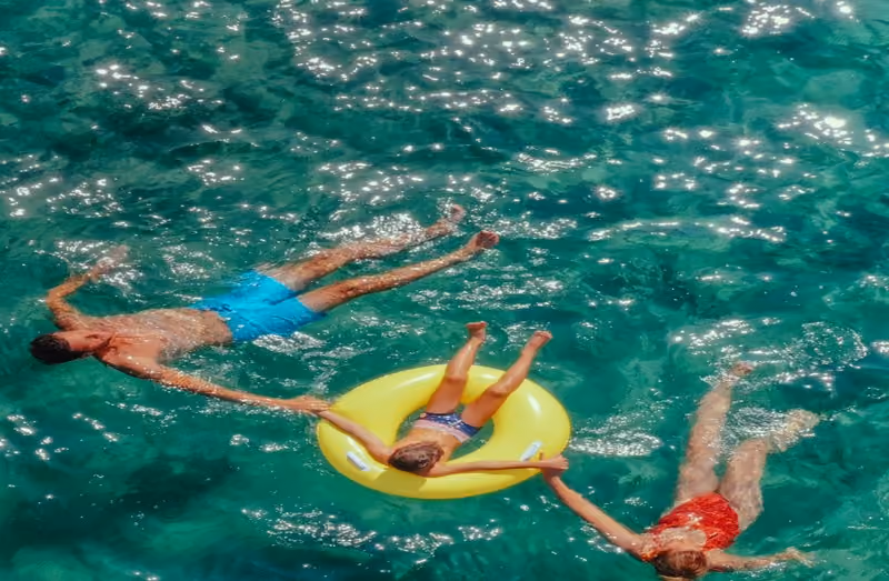 une famille dans une piscine.