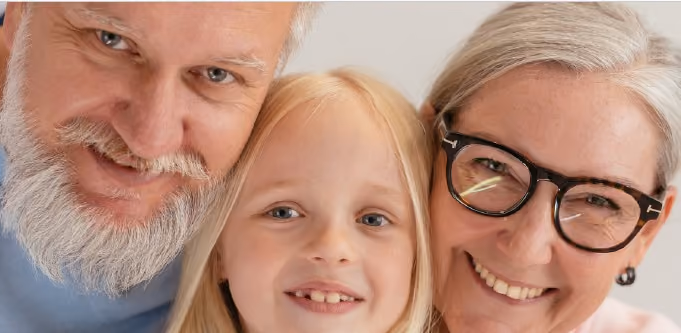 des grand-parents avec une petite fille