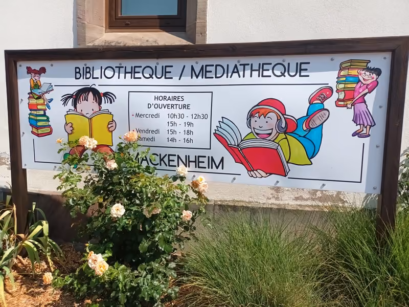 panneau de la bibliotheque avec de dessins.