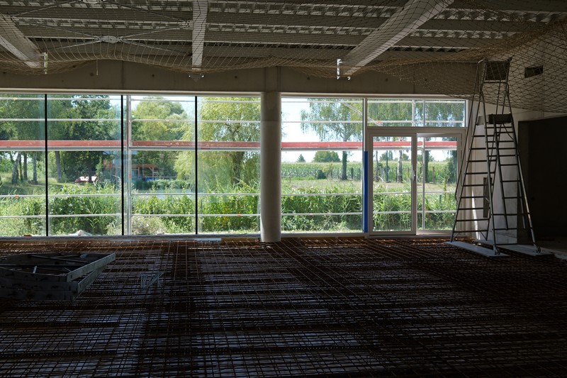 Juillet : Pose d'un treillis d'armature dans la grande salle