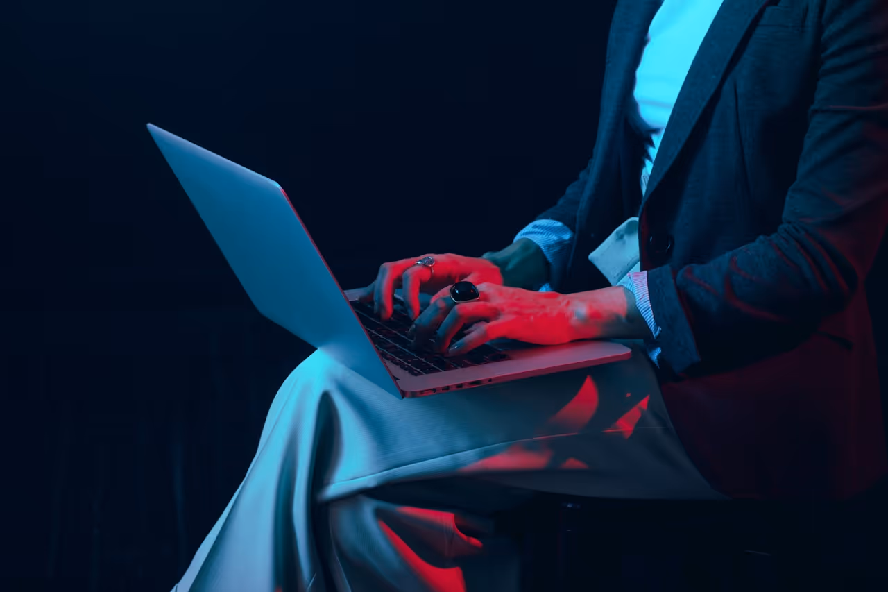 Person arbeider på laptop – illustrasjon for Feelix bedriftsløsninger og helsefokus på arbeidsplassen