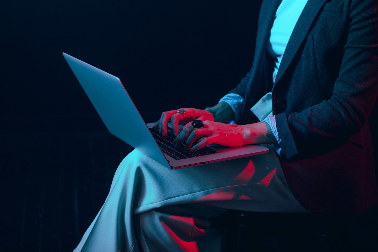 Person arbeider på laptop – illustrasjon for Feelix bedriftsløsninger og helsefokus på arbeidsplassen