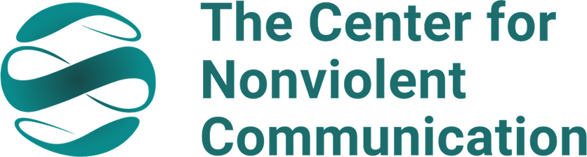 Het logo van The Center for Nonviolent Communication met een abstracte, golvende blauwe cirkel naast de tekst.