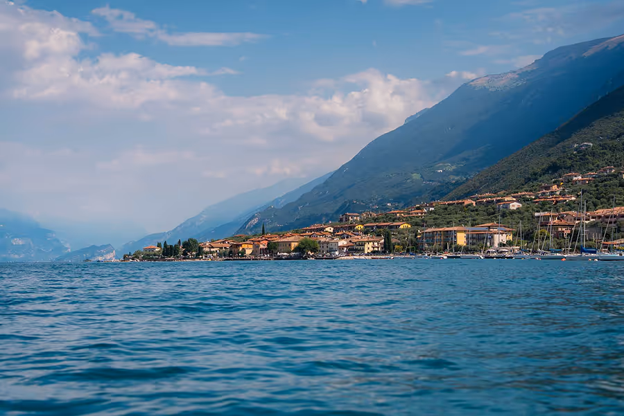 Blick über den Gardasee auf italienisches Dorf