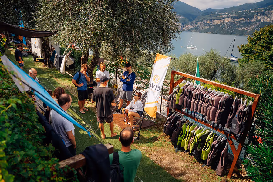 Blick über Kitesurf Station auf den Gardasee