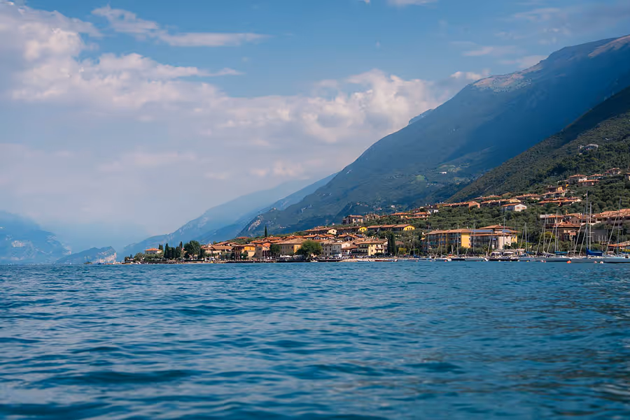 Blick über den Gardasee auf italienisches Dorf