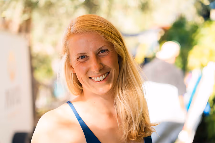 Frau lächelt in Kamera