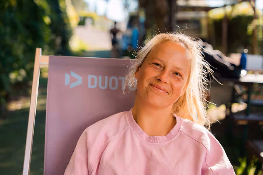 Frau lächelt im Kamera