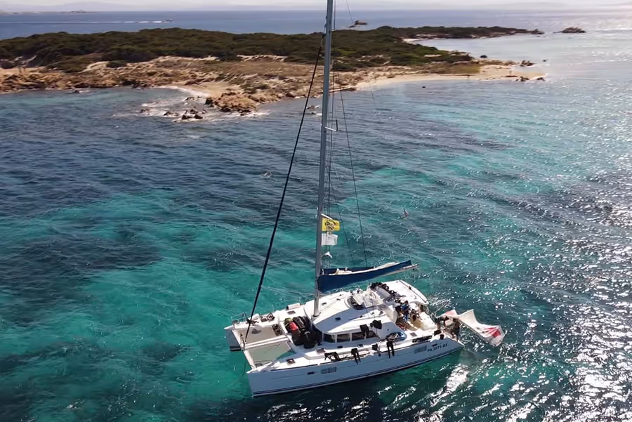 Kiteboarding Katamaran in Bucht