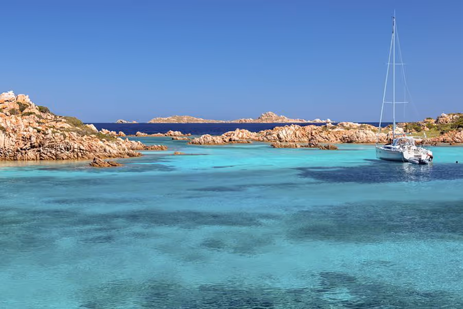 Katamaran in traumhafter Bucht