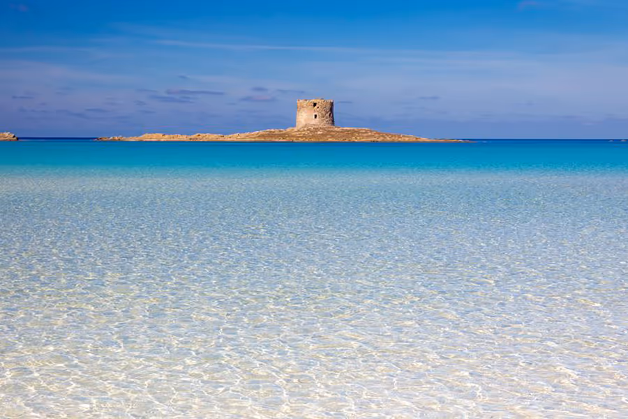 Ruine auf Insel im Meer