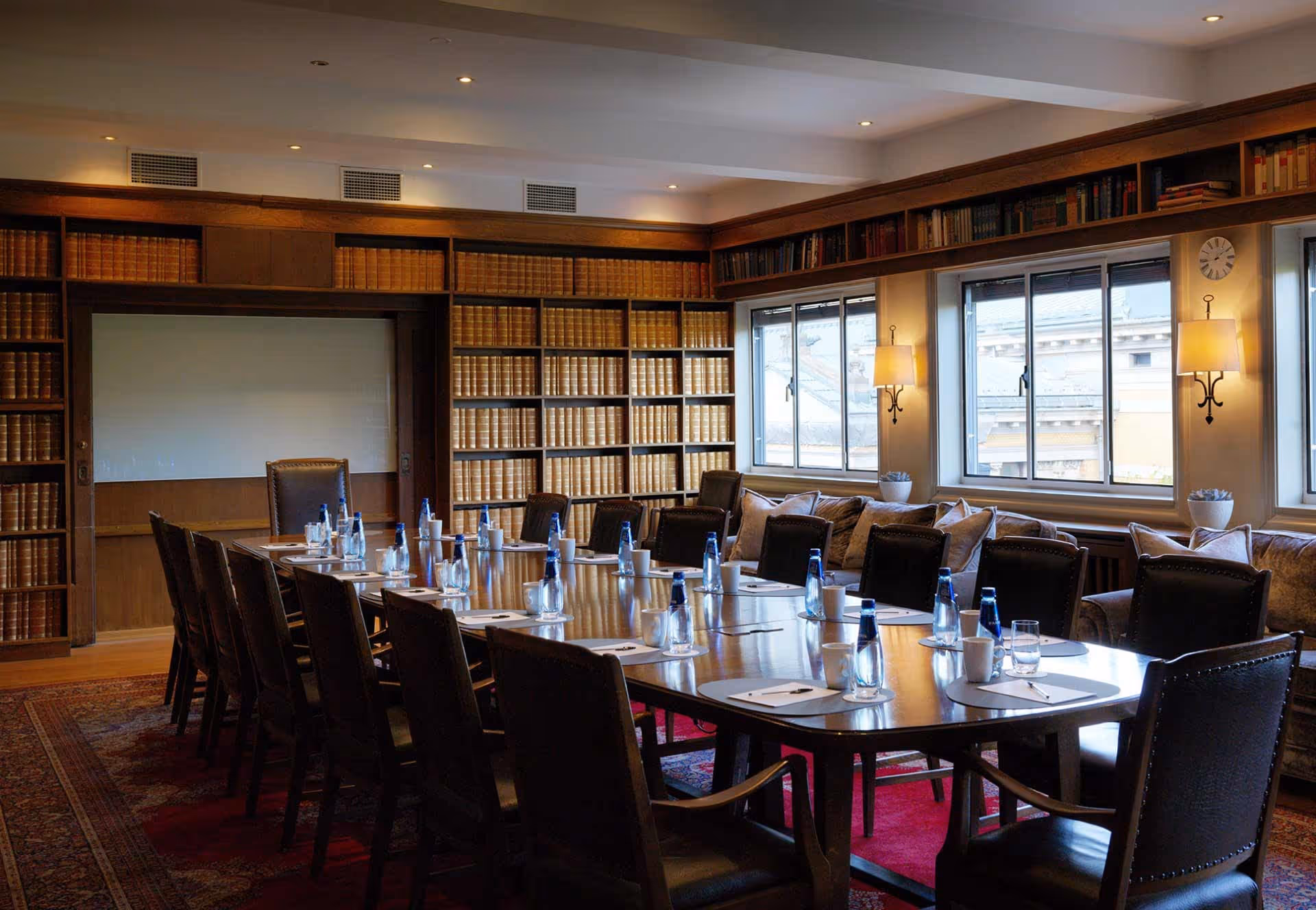 Møterom med stoler, bord og vann