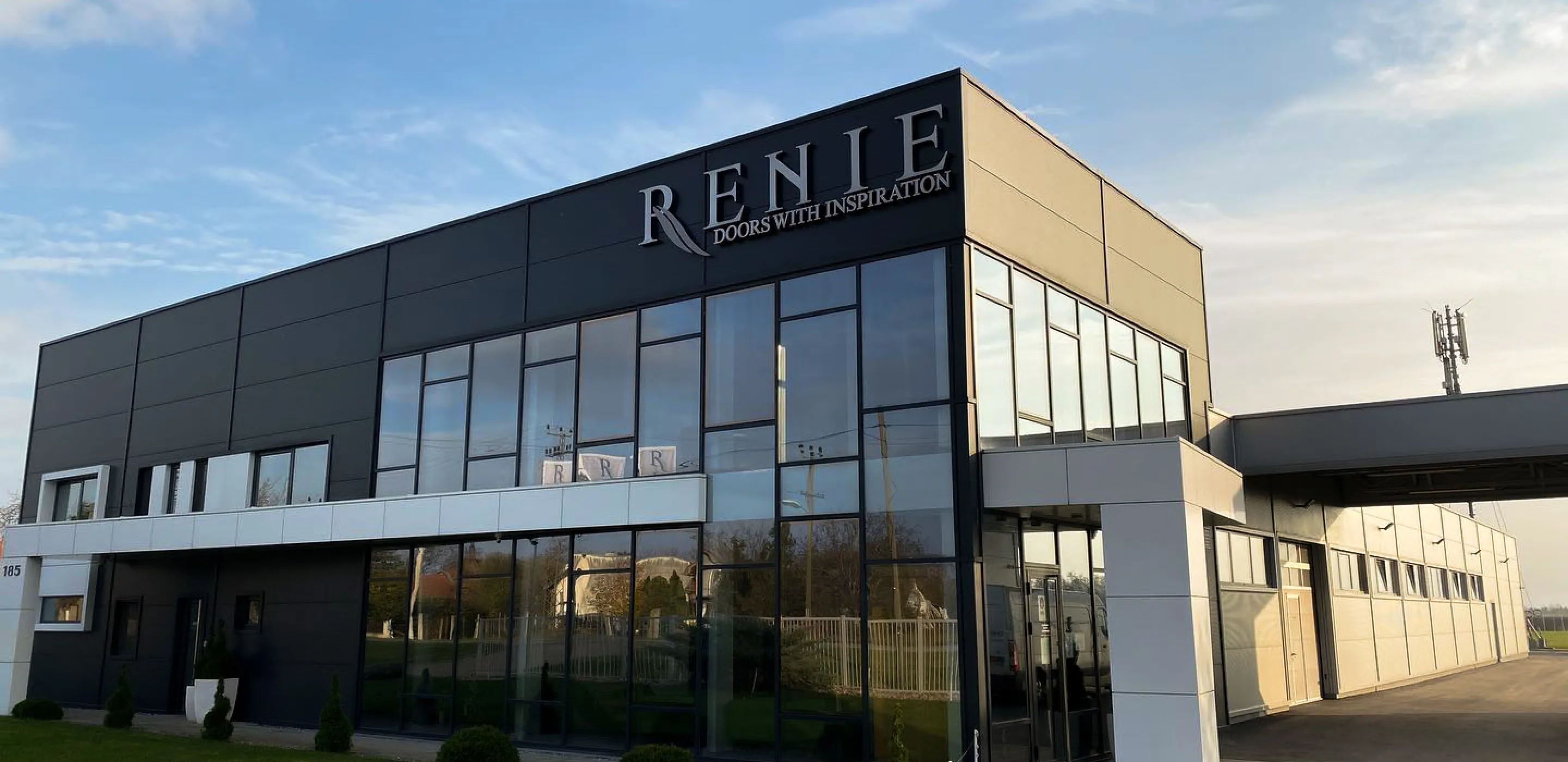 Renie zgrada - proizvodna baza u Čeneju sa 28 godina iskustva-hero