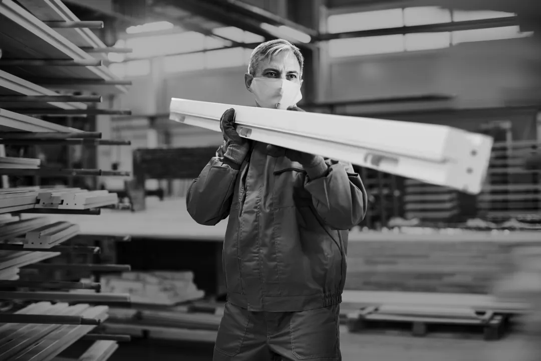 Renie radnik - ručna obrada vrata sa pažnjom na detaljima i kvalitetu