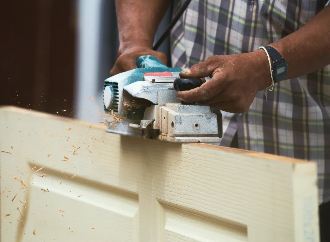 Renie radnik teslar - profesionalna obrada vrata sa tradicijom i znanjem