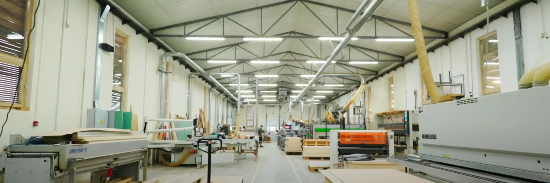 Renie radilnica - moderna proizvodna hala sa sopstvenom opremom za vrata