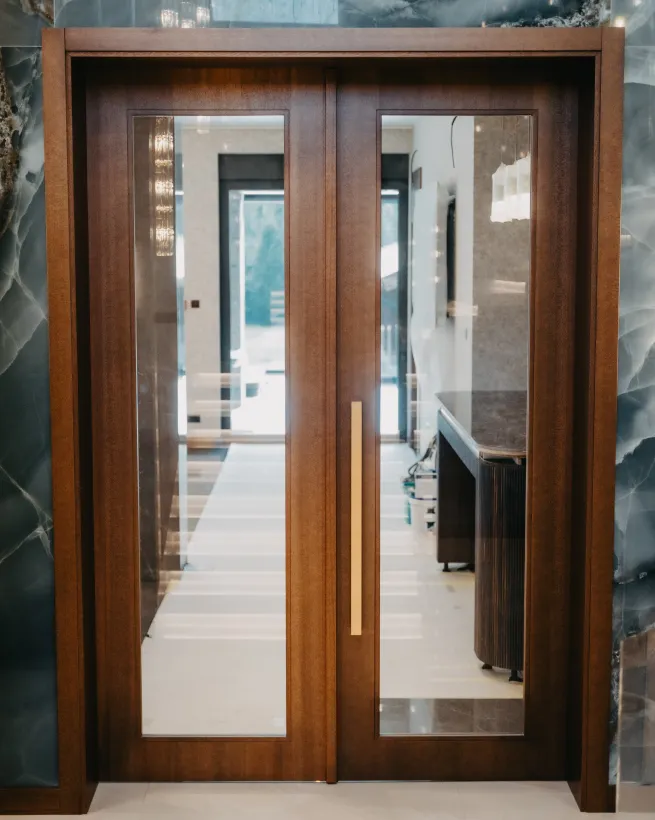 Staklena sobna vrata sa kaljenim sigurnosnim staklom i minimalističkim okvirima