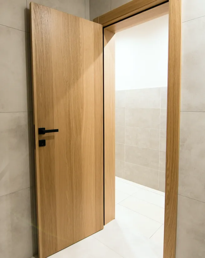 Furnirana sobna vrata sa prirodnim furnirom od hrasta i elegantnim finičem