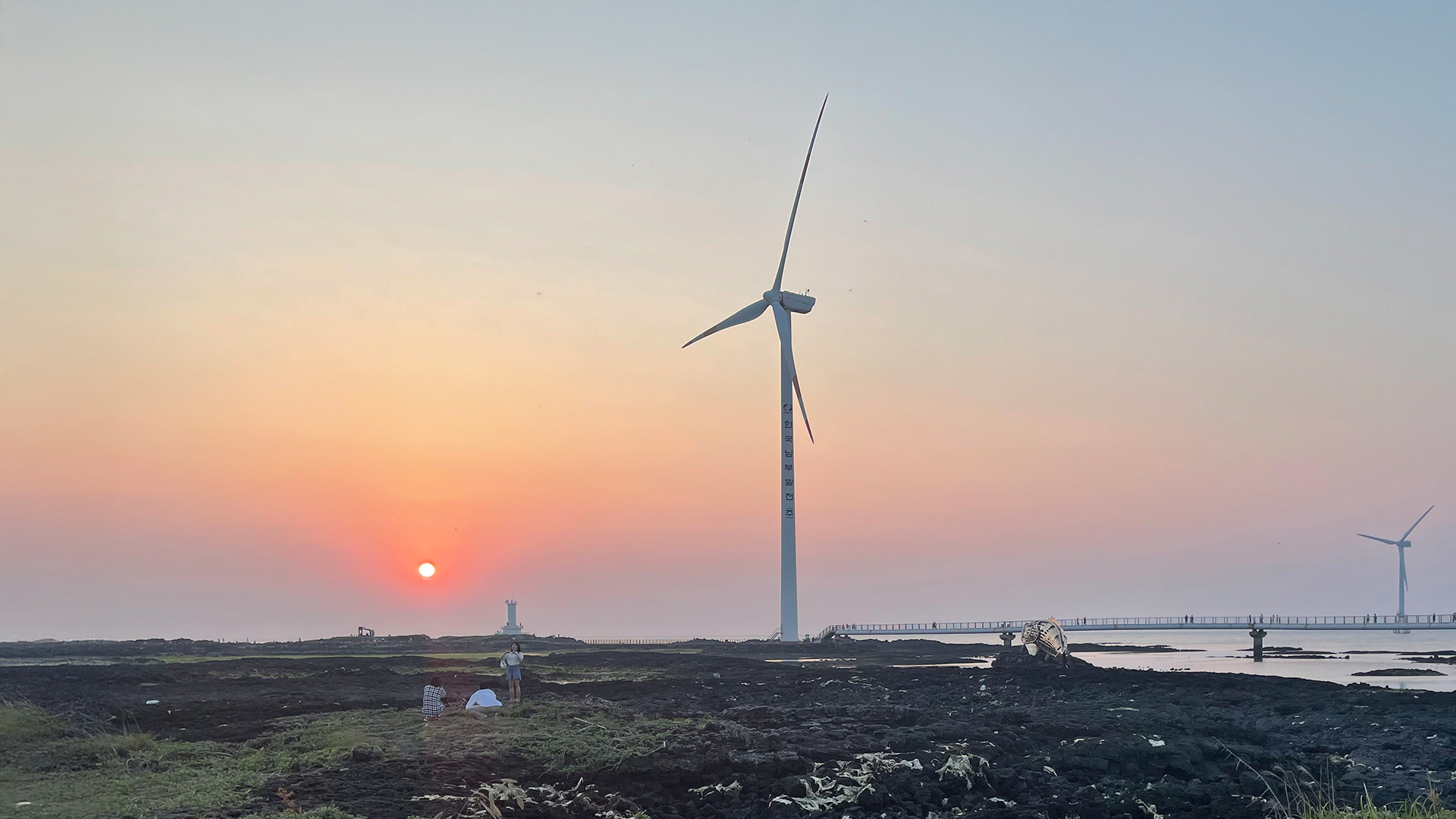 '제주늘보의오후' 인근의 '신창풍차해안' 풍력 발전소와 해질녘의 풍경.
The wind power plant and the view at sunset near the 'JEJUNEULBO'
