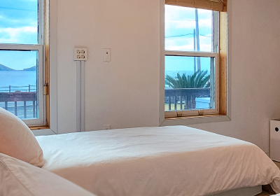 '제주늘보의오후' 트윈룸 객실 창으로 보이는 바다의 풍경.
'JEJUNEULBO' The view of the sea from the twin room window.