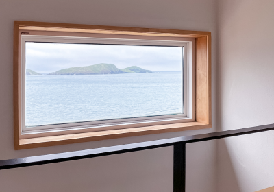 '제주늘보의오후' 듀플렉스룸 개실 창에서 보이는 바다 그리고 차귀도.
'JEJUNEULBO'  The sea and the car that you can see from the opening window of the duplex room.