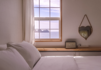 '제주늘보의오후' 루프룸 침대에서 보이이는 차을 통해 바다가 보이는 장면.
The scene where you can see the sea through the car seen from the roof room bed in 'JEJUNEULBO'.