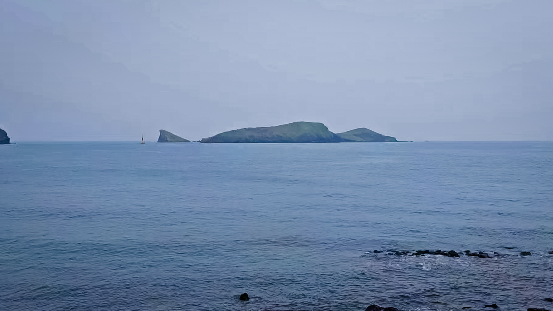 '제주늘보의오후' 시설 정면으로 보이는 바다 위의 차귀도 섬이 있는 풍경.
The view of Chagwido Island on the sea from the front of the 'JEJUNEULBO' facility.
