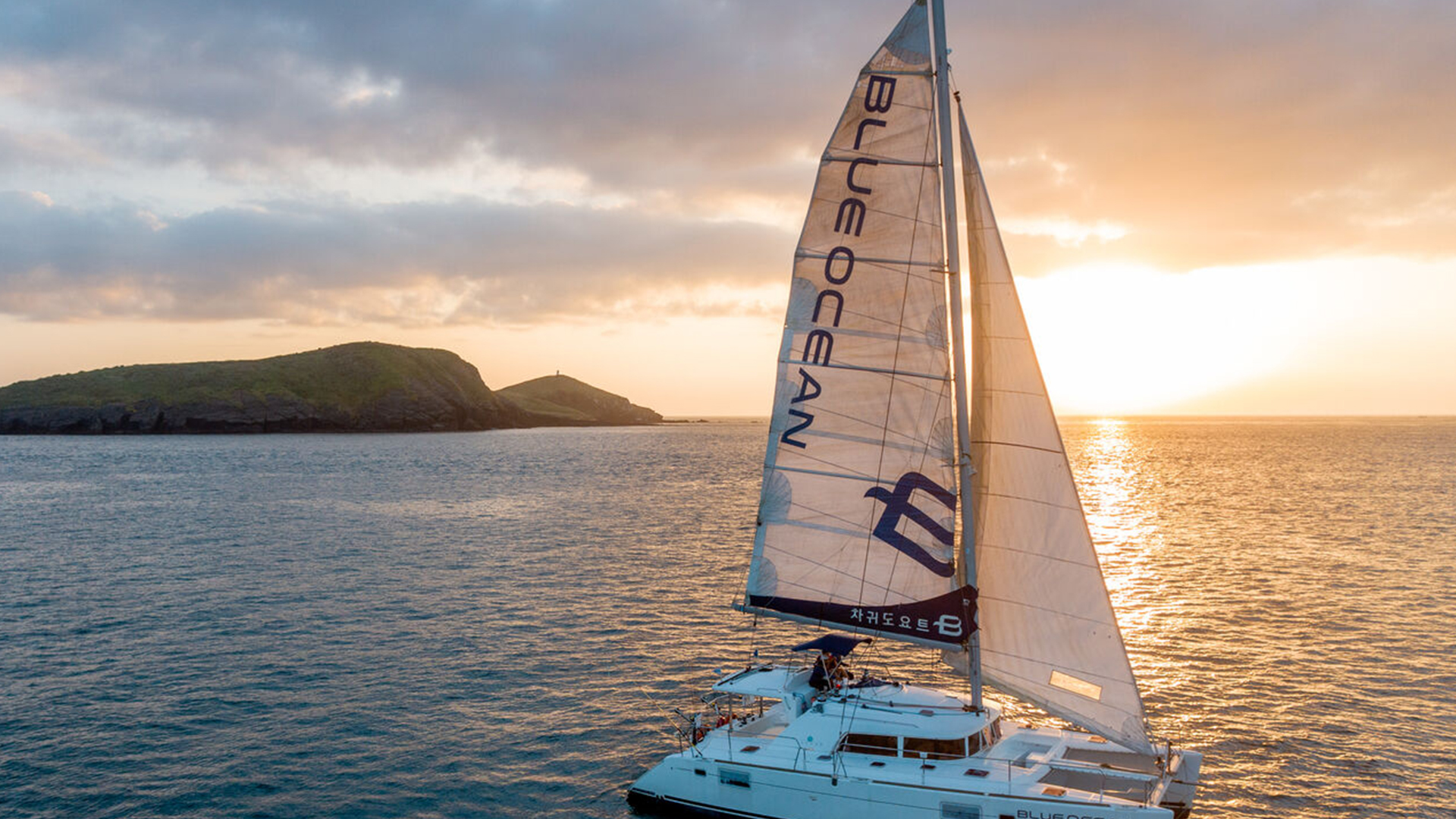 '제주늘보의오후' 근처에 위치한 '차귀도요트'의 항해 모습.
The view of the 'Chagwido Yacht' located near the 'JEJUNEULBO'.