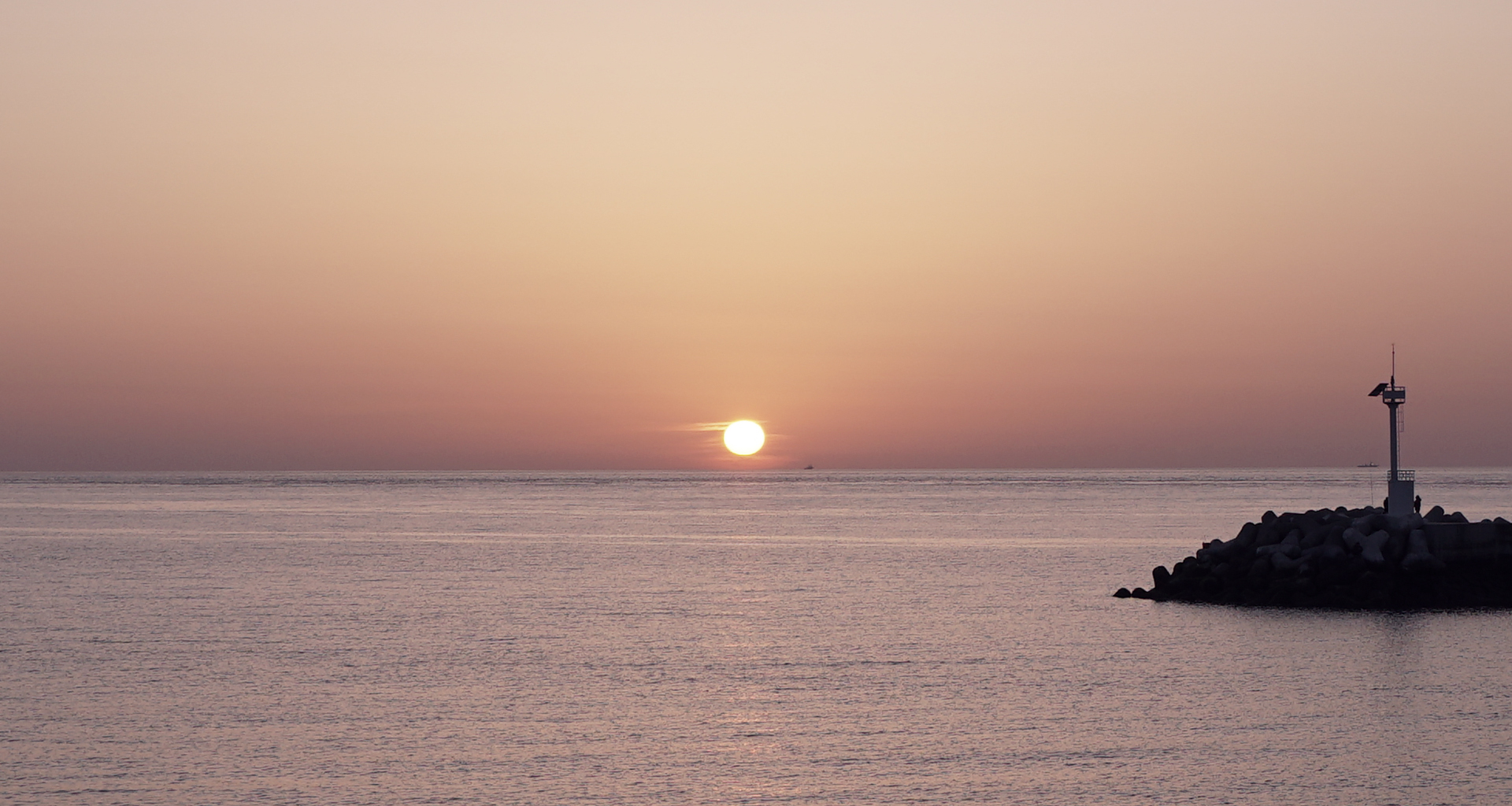 제주 서쪽 '차귀도' 항구에서 보는 해질녘 바다.
The sea at sunset seen from the port of Chagwido Island in the west of JEJU.