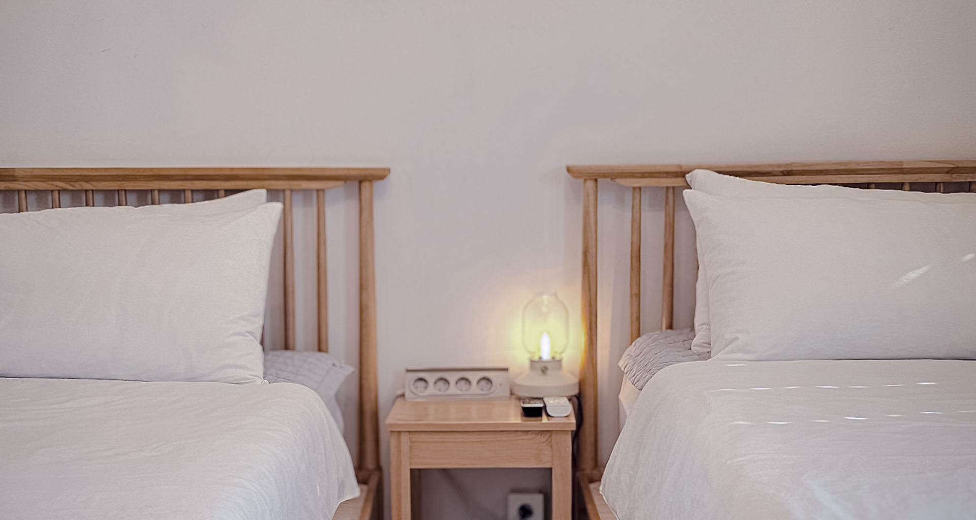 '제주늘보의오후' 객실 중 트륀룸의 침대 장면.
Twin room bed scene from "JEJUNULBO".