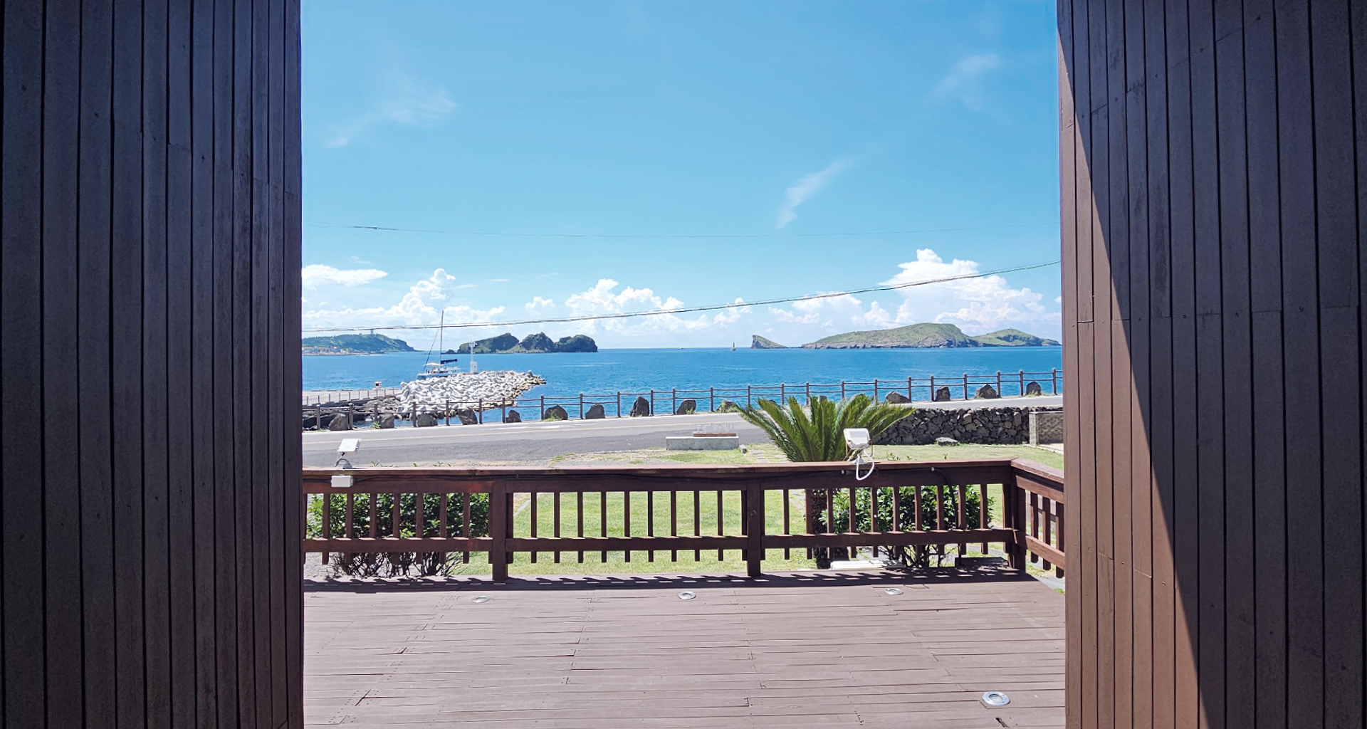 '제주늘보의오후' 현관에서  본 바다의 모습. The view of the sea form front door of  'JEJUNEULBO' 