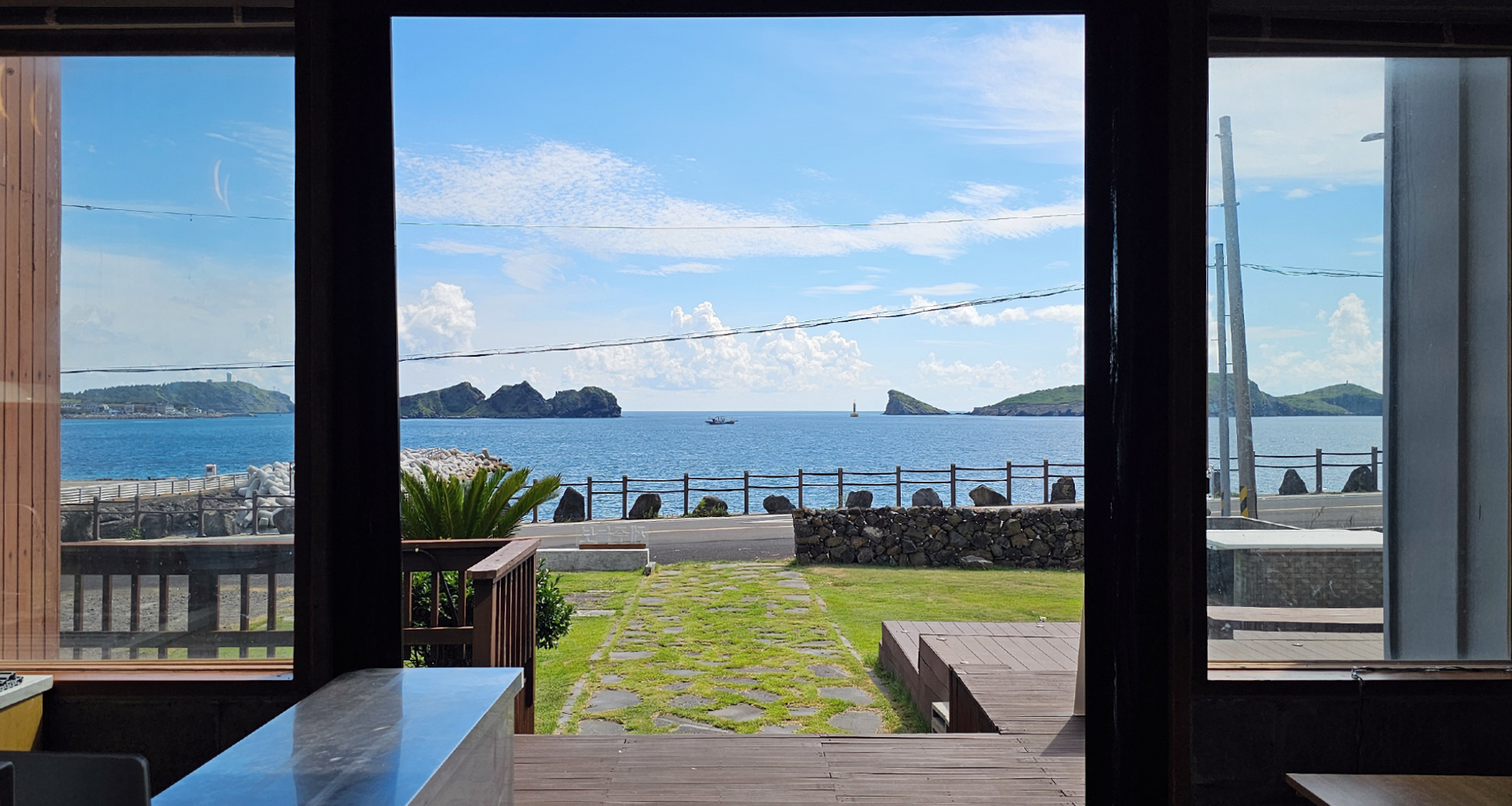 '제주늘보의오후' 1층 공유주방에서 본 바다의 장면.
The scene of the sea from the shared kitchen on the first floor of 'JEJUNEULBO'.