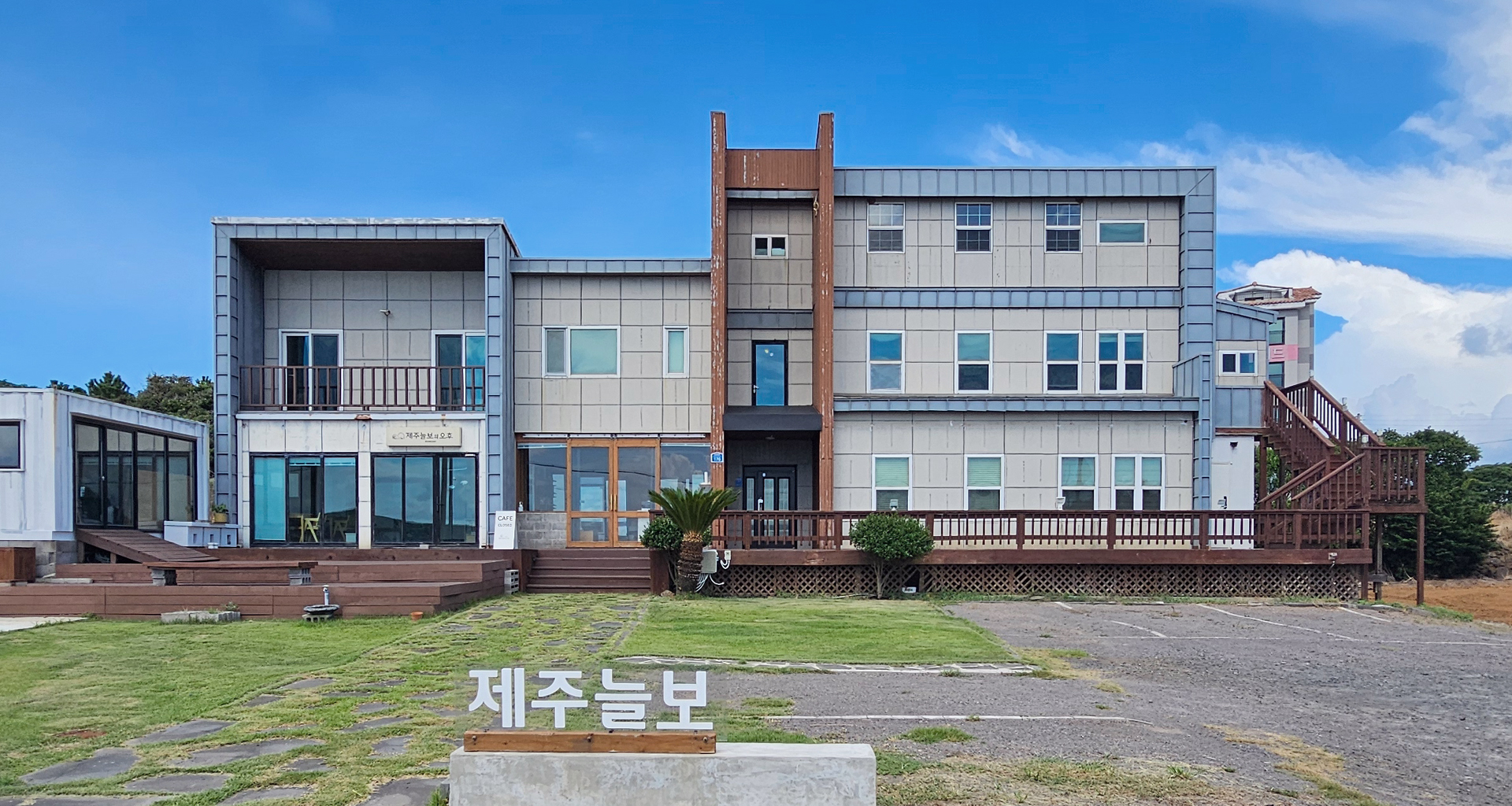 시설 정면에서 본 '제주늘보의오후' 
View of 'JEJUNEULBO' from the front
