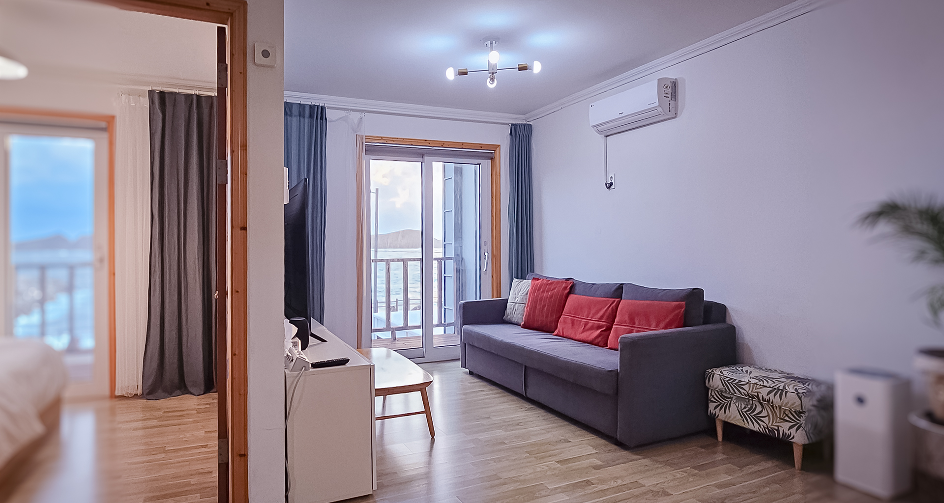 '제주늘보의오후' 2층 패밀리룸 거실 모습.
'JEJUNEULBO'  is a family room living room on the 2nd floor.