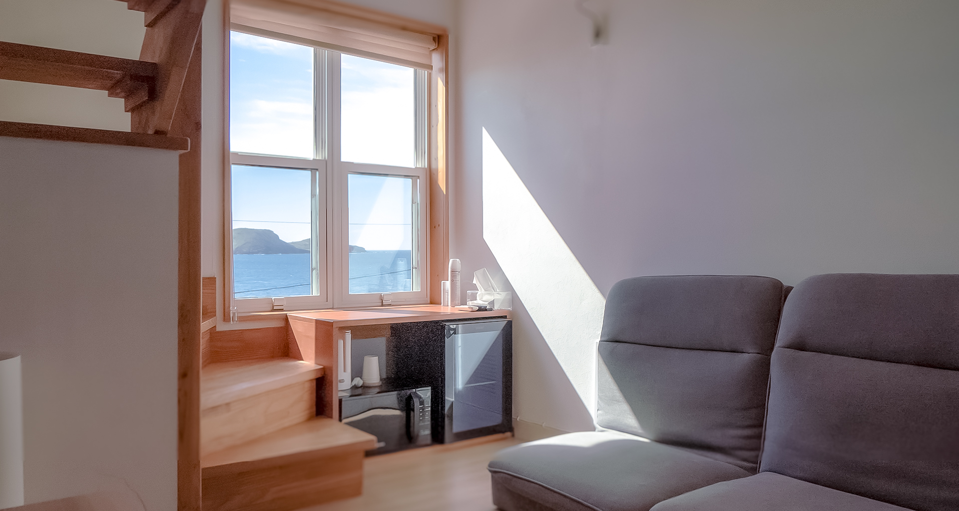 '제주늘보의오후' 2층 듀플렉스룸 객실 에서 보이는 바다의 모습.
The view of the sea from the duplex room room on the second floor of 'JEJUNEULBO'