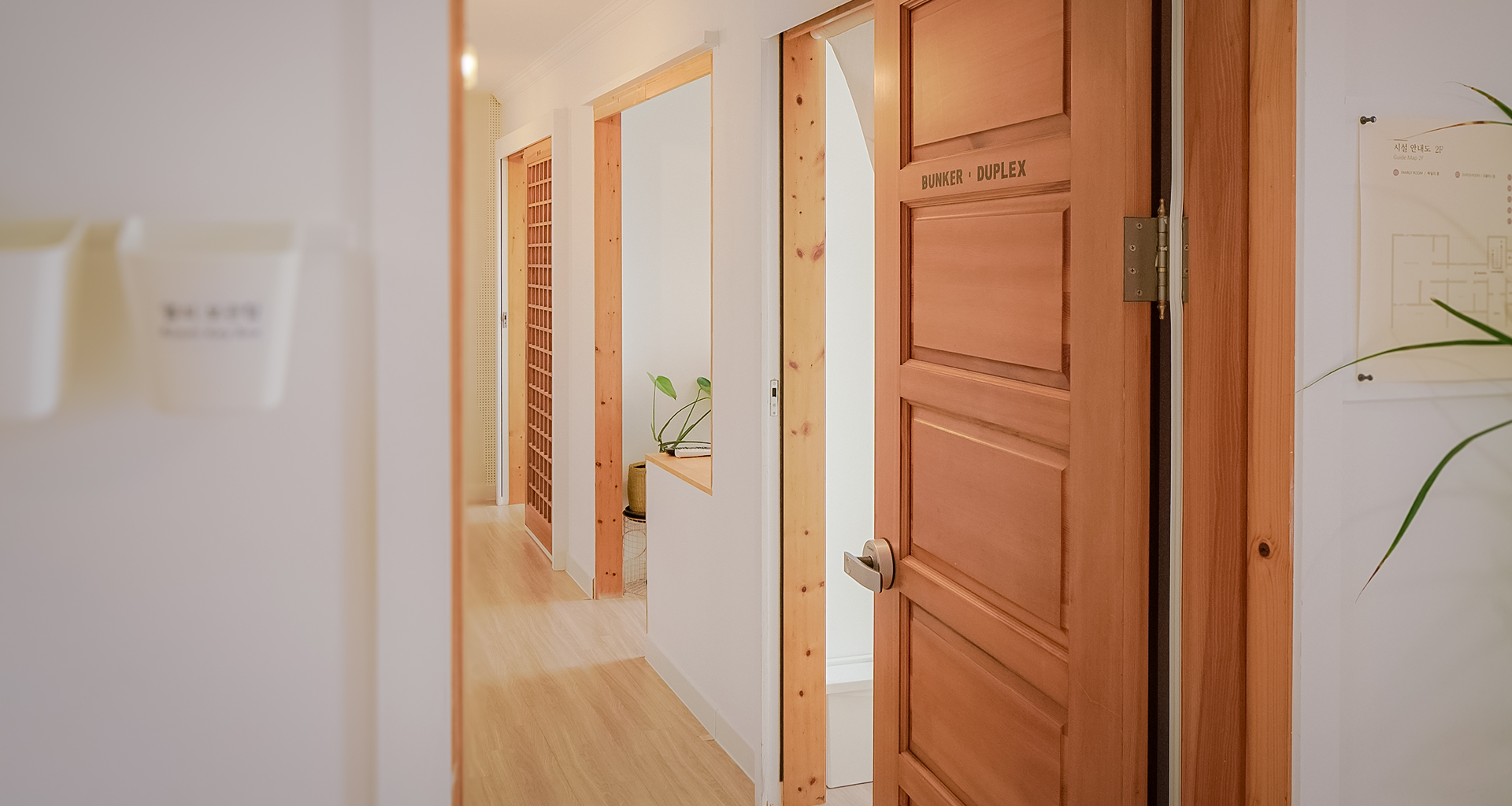 '제주늘보의오후' 2층 프렌즈룸 입구.
The entrance to Friends Room on the 2nd floor of 'JEJUNEULBO'