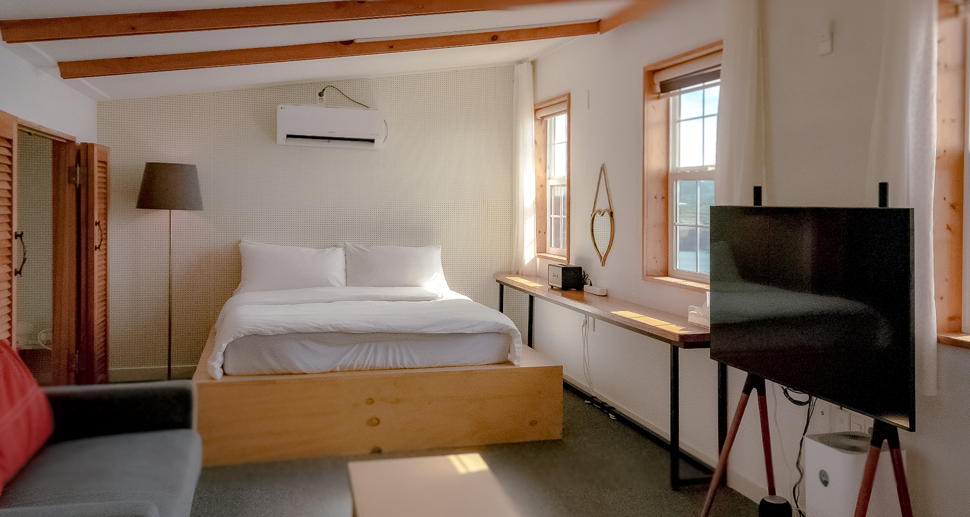 '제주늘보의오후' 3층 객실의 전경.
View of the room on the third floor of 'JEJUNEULBO'